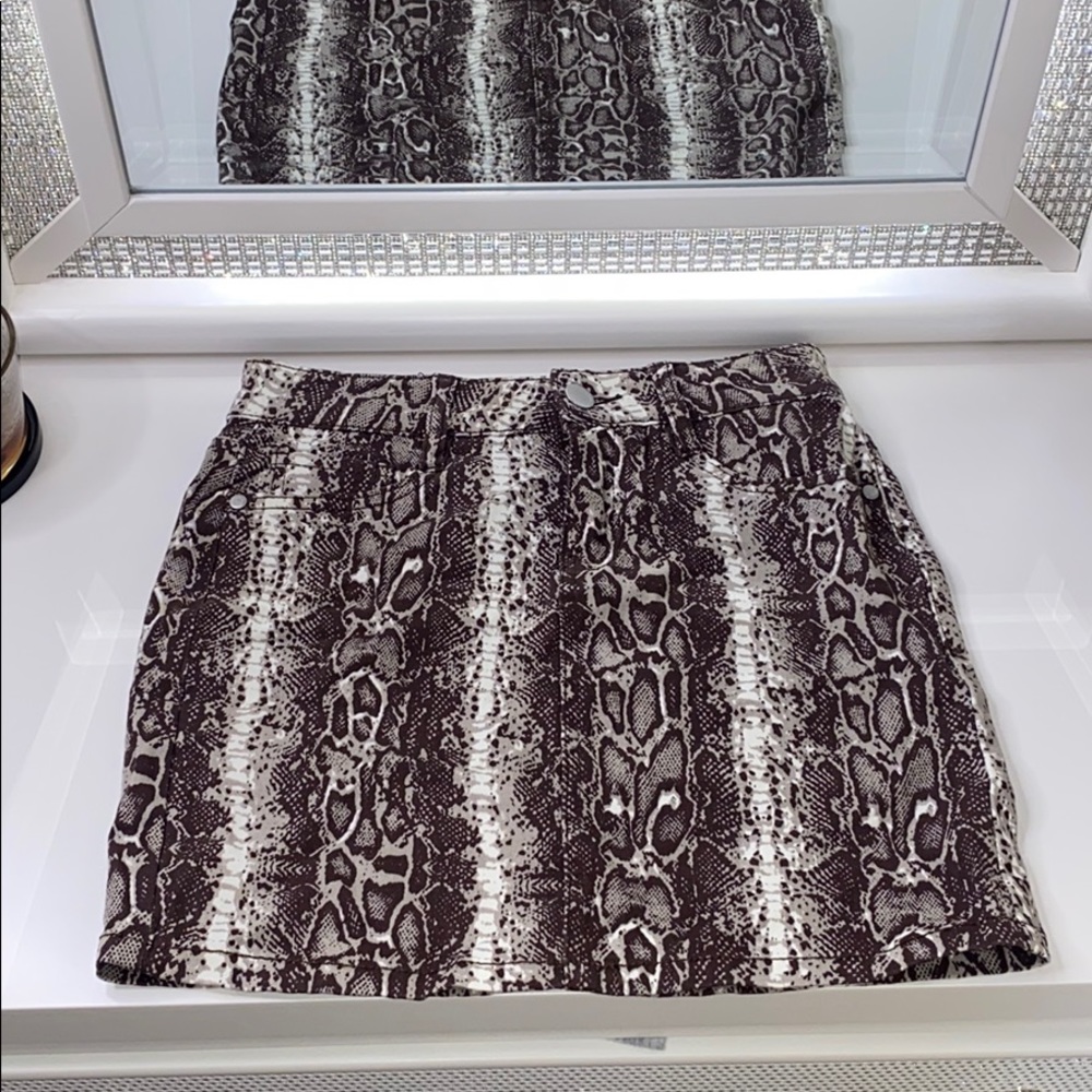 Faux snakeskin skirt 🤠